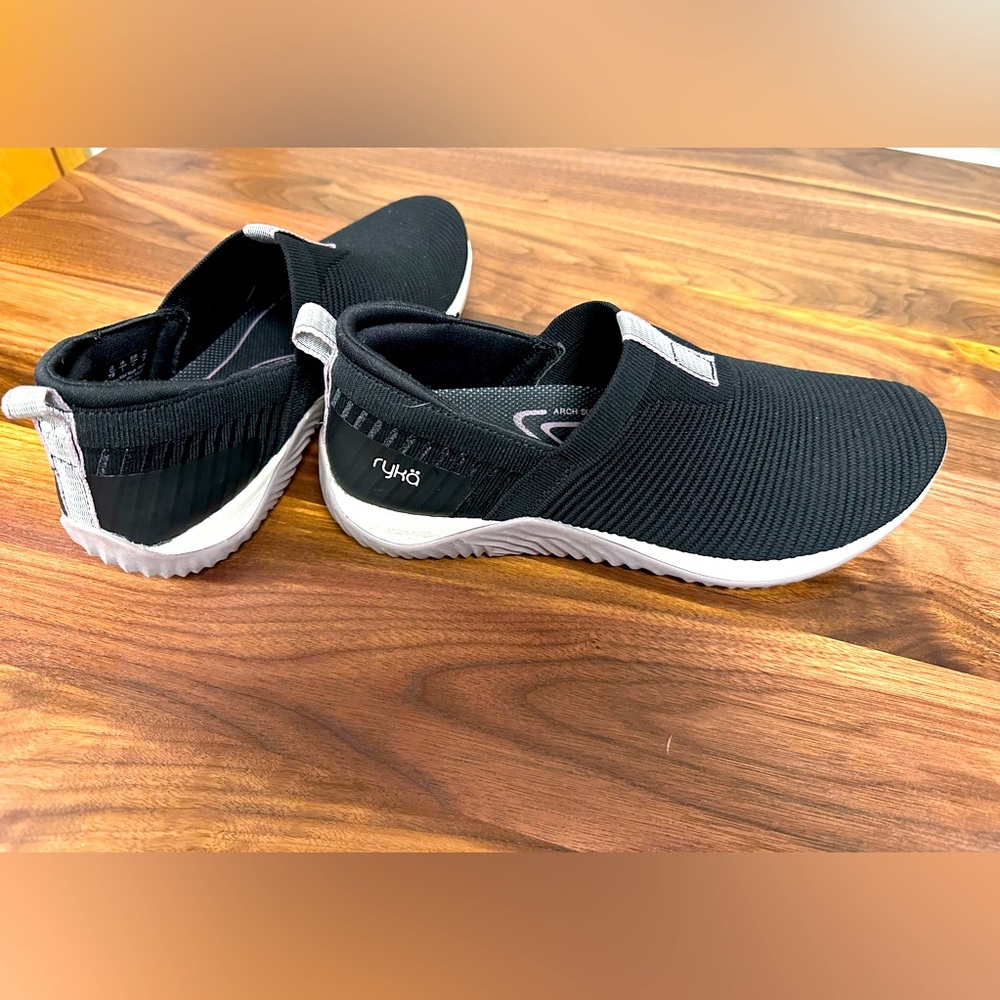 Rykä women’s Echo Knit Sneakers size 11
